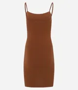 Vestido corto color rosado, de escote recto, con breteles finos y confeccionado en algodón con elastano.