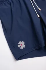 Short de baño azul marino con cintura elástica y cordón regulable, protección UV50, patch con logo Polonio, dos bolsillos laterales y trasero con cierre, suspensor de malla fina hipoalergénico, cómodo y reforzado, resistente al cloro, protectores solares y aceites.