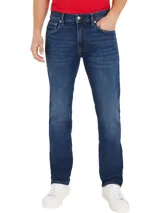 Pantalón de jean azul oscuro, corte recto, con cierre de botón y cremallera, y detalles distintivos de la marca Tommy Hilfiger.