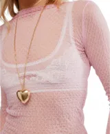 Top de manga larga color rosado, confeccionado en tejido texturado y transparente. Presenta cuello fruncido y terminación elástica.