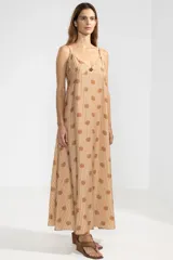 Vestido largo hasta el tobillo con estampado floral color camel, breteles finos y escote en V profundo con detalle de flor en cobre.