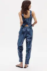 Pantalón de lino metalizado color azul con corte holgado.