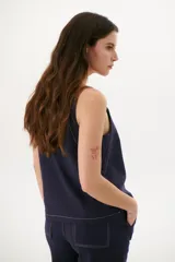 Musculosa azul con breteles finos color marrón y escote en V.