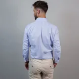 Camisa blanca de vestir, de corte clásico y manga larga.