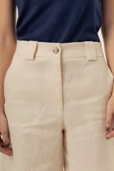 Bermuda color beige de tiro alto, con bolsillos laterales y trabillas para cinturón.