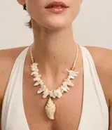 Maxi collar con cadena trenzada color crema, gravilla de piedras blancas y dije de caracola.