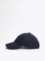 Gorra de béisbol azul marino de Tommy Hilfiger, confeccionada en tejido de espiga de algodón. Presenta diseño de seis paneles, botón en la parte superior, ojales de ventilación, hebilla de ajuste metálica en la parte trasera y logo esmaltado de Tommy en la parte delantera y la hebilla.