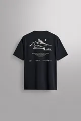 Camiseta deportiva negra confeccionada en tejido técnico, ligero y elástico con estructura perforada. Cuello redondo, manga corta, costuras termofijadas, bajo asimétrico con aberturas laterales y logo estampado. Zara Athleticz.
