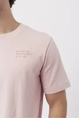 Remera de algodón color naranja claro con cuello redondo y manga corta. Presenta un pequeño estampado gráfico de temática playera en el pecho izquierdo.