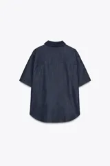 Camisa de denim azul oscuro, de corte recto, con cuello clásico, manga corta y cierre frontal con botones.