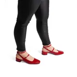Zapato de vestir de cuero charol color rojo, con punta fina, doble tira con hebilla al tobillo y taco cuadrado bajo. Marca Marco Donatti, modelo Rashy.
