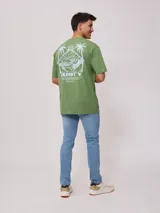 Remera blanca de algodón con cuello redondo y estampado del logo de la marca Rusty en el pecho.