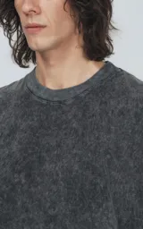 Remera musculosa gris con efecto nevado, de corte oversize y hombros caídos.