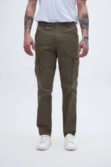 Pantalón cargo color verde oliva, con bolsillos laterales y bolsillo cargo con solapa y botones.