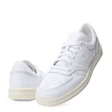 Championes urbanos New Balance Court, color blanco con detalles en beige, confeccionados en cuero, con logo "N" característico en los laterales y suela de goma.