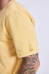 Remera blanca de algodón con cuello redondo y logo pequeño estampado en el pecho.