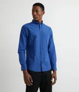 Camisa de hombre de corte slim fit, con cuello abotonado y estampado de cuadros azules.
