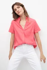 Blusa de lino color fucsia con volados en las mangas, de corte relajado y escote en V.