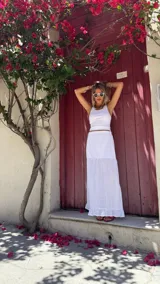 Falda larga blanca de broderie con elástico en la cintura.