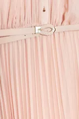 Vestido midi de color rosa pálido con falda plisada, cuello redondo, manga larga y cinturón fino.