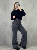 Pantalón de jean gris oscuro, de corte wide leg, con bolsillos frontales con cierre y bolsillos traseros tipo parche.