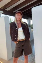 Chaleco marrón de jean con corte vintage oversize.