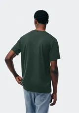 Camiseta gris oscuro de manga corta con cuello en V.