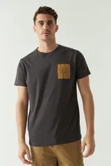 Remera blanca de algodón con cuello redondo, mangas cortas y estampado en el pecho con la leyenda 'BROOKS FIELD' en azul. Corte regular.