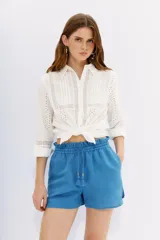 Short de calce relajado color azul, con cintura elastizada y cordón de ajuste, tajos laterales y bolsillos laterales.