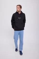 Canguro negro de manga larga con capucha, corte relajado y bolsillo tipo canguro. Estampado frontal con la inscripción "Originals Studio Brought to you by Jack&Jones Designed in Copenhagen".
