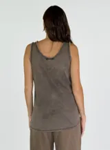 Musculosa color gris topo con cuello redondo y sisas con detalle desflecado.