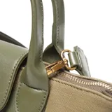 Cartera de mano y hombro color verde oliva, con cuerpo de lona y detalles en cuero sintético (PU) verde oscuro. Presenta un bolsillo frontal con solapa y broche dorado, asas cortas superiores y una correa larga desmontable y regulable. El herraje es dorado y lleva el logo "XL" aplicado al frente.