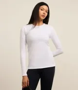 Remera deportiva térmica blanca, de cuello redondo y mangas largas.