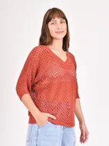 Buzo de tejido de punto calado color negro, con escote en V y mangas 3/4.