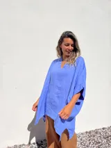 Poncho remera celeste de lino, con cuello en V y mangas cortas amplias.