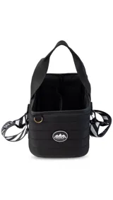 Matera color bordó con diseño acolchado, asa corta negra, correa larga regulable negra con estampado de rayas diagonales blancas y negras.