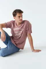 Remera de hombre azul marino con estampado frontal de la marca Brookfield en color celeste.