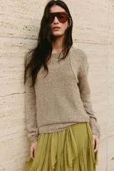 Jersey color beige de punto calado con efecto doble, cuello redondo y manga larga.