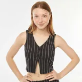 Top corto estilo chaleco de traje negro con rayas verticales blancas, escote en V y cierre frontal con botones.