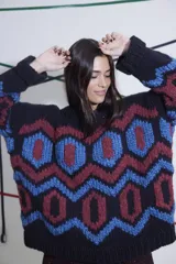 Sweater tejido a crochet a mano, 100% en lana, de calce holgado con cuello a la base y puños. Talle único similar a un M/L. Diseño con motivos geométricos en negro, azul y bordó.