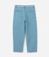 Pantalón de jean celeste, corte baggy relaxed, con cintura con trabillas y cordón ajustable.