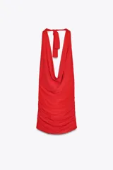 Vestido corto rojo confeccionado en tejido fluido, con cuello halter con lazada, escote drapeado, espalda descubierta y detalle de frunces.