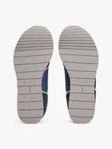 Zapatillas deportivas Tommy Jeans de corte bajo, estilo running, en tonos de azul marino y azul medio, con detalles en gris claro. Presentan una combinación de texturas en el exterior (gamuza, malla y poliéster liso) y cordones blancos. Cuentan con el logo de Tommy Jeans en el lateral.