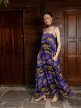 Vestido largo de tirantes finos con estampado abstracto en tonos violeta y amarillo. Incluye choker a juego, bolsillos laterales y forro corto.