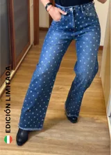 Pantalón de jean azul con estampado de fantasmas blancos, corte wide leg y terminación desflecada.
