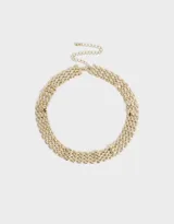 Collar corto dorado con cadena de eslabones de metal de tira ancha y cierre de mosquetón.