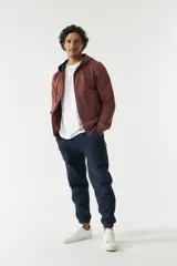 Campera de felpa color ladrillo con capucha ajustable, cierre frontal y bolsillos laterales con cierre. Tiene puños y logo bordado en la espalda.