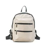 Mochila color beige de tafeta con apertura superior con cierre y tiradores metálicos. Incluye bolsillos internos, bolsillo con doble cierre metálico al frente, asas rígidas de mano y correas regulables para colgar en la espalda.