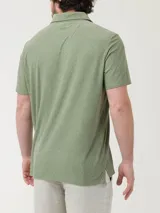 Remera polo azul jaspeado con bolsillo en el pecho y botones en el cuello. Confeccionada con fibras recicladas y spandex con tecnología Natural Flex.