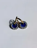 Par de aros dorados con dije circular de resina color terracota con glitter y borde de strass.